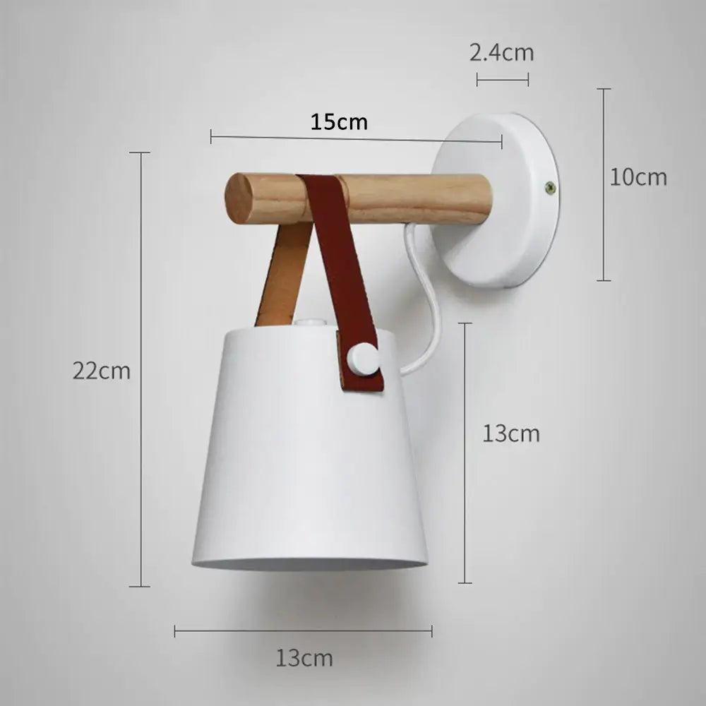 Solid trevegglampe med nordisk preg, en tidløs belysningsløsning for ditt hjem.