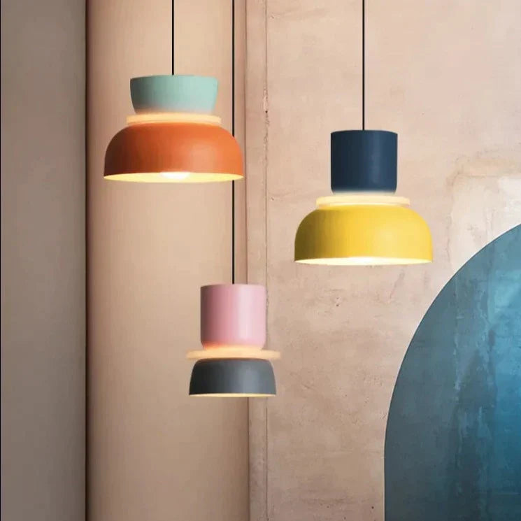 Elegant pendellampe i delikat pastellblå, ideell for moderne interiør belysning