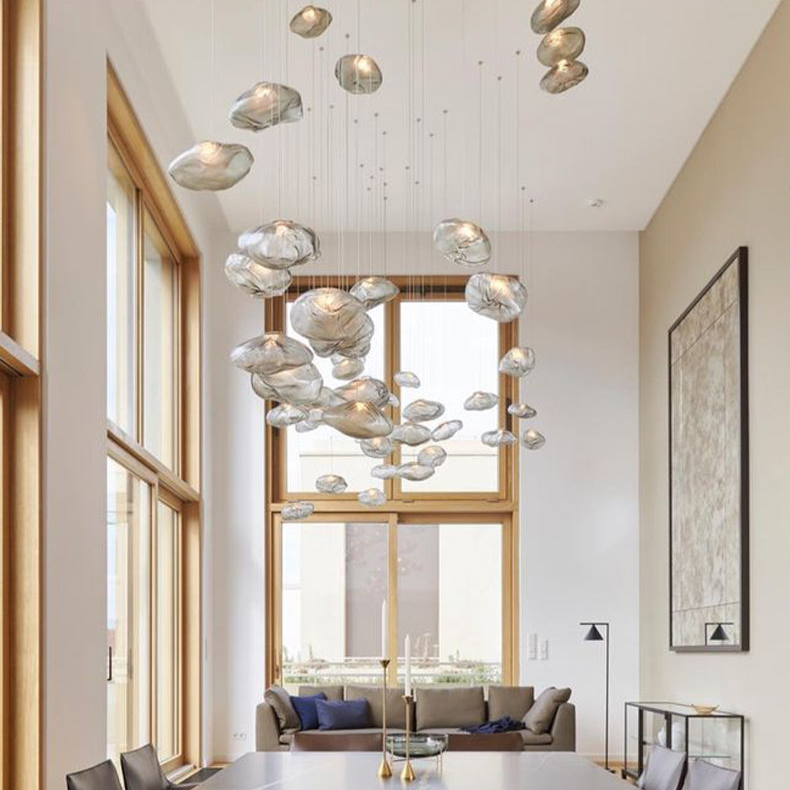 "Minimalistisk pendel med håndlaget blåst glassboble, elegant design i klar farge for moderne interiør."