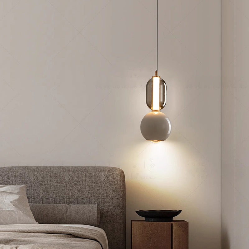 "Minimalistisk pendellampe i jern og glass, stilrent design, perfekt for soverom, spisestue eller gang."