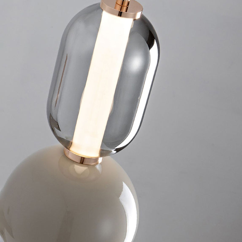 "Minimalistisk pendellampe i jern og glass, stilrent design, perfekt for soverom, spisestue eller gang."
