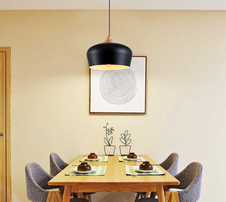 Pendellampe i lys lilla pastell, perfekt som spisestuelampe med moderne estetikk.