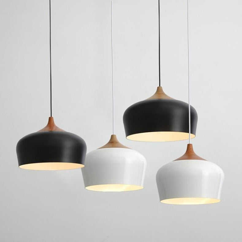 Nærvisning av en elegant, pastellrosa pendellampe; ideell interiørbelysning med stemningslys.