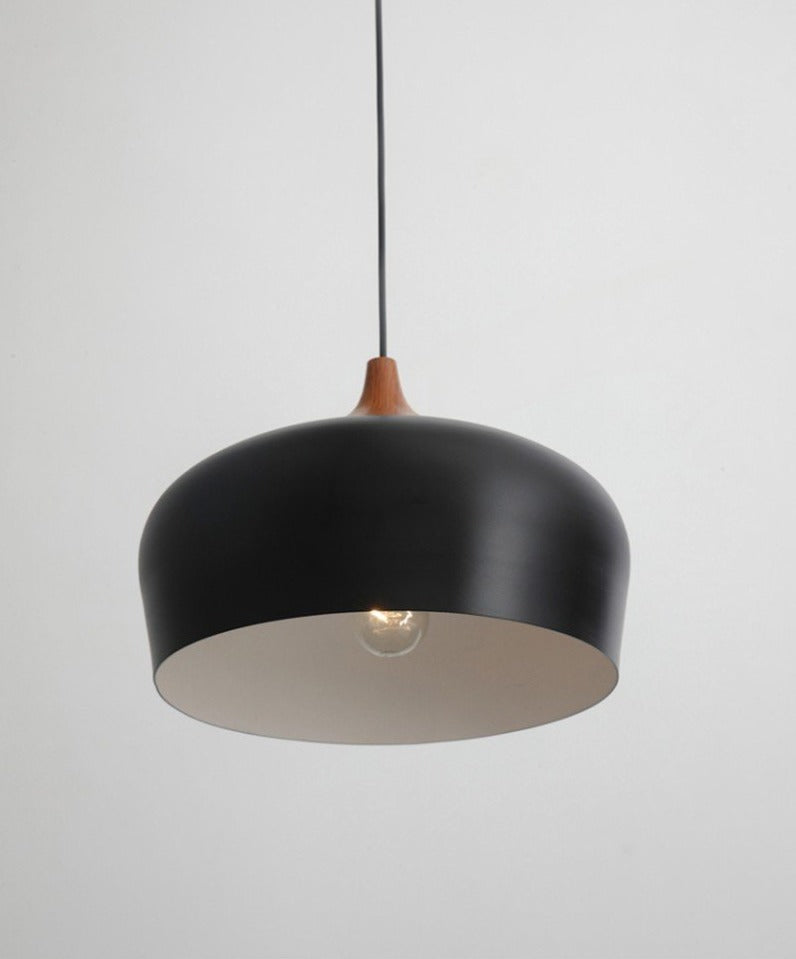 Minimalistisk pendellampe i gult, LED-kompatibel, henger over et spisestuebord i moderne stil.