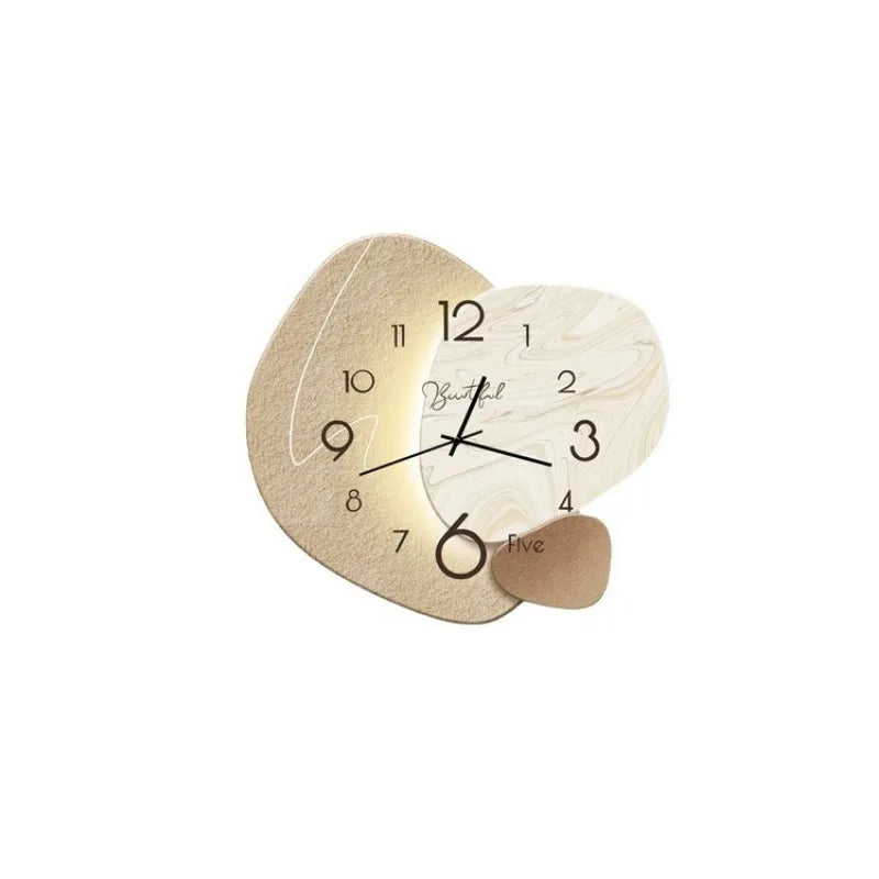 Minimalistisk rundt veggur i svart metall, ideell for moderne hjemmeinnredning og kontor i skandinavisk stil.