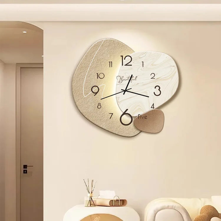 Moderne veggklokke med minimalistisk design i matt metall, en praktisk og dekorativ detalj for et hvert rom.