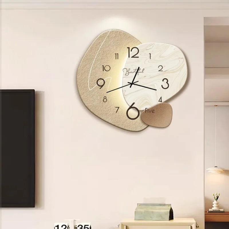 Stille og dekorativ veggklokke i metall, perfekt for å tilføre et minimalistisk og moderne preg til veggen.