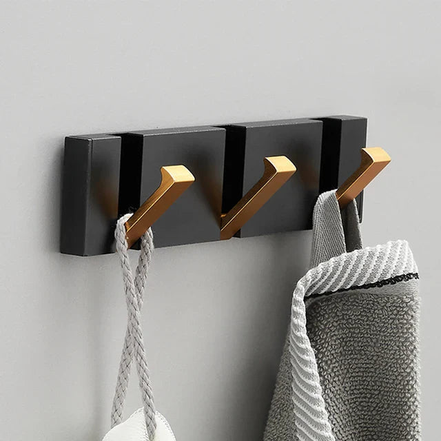 Minimalistisk veggkrok på en ren vegg. Skaper orden uten å ta plass. Rustfritt stål for tidløs innredning.