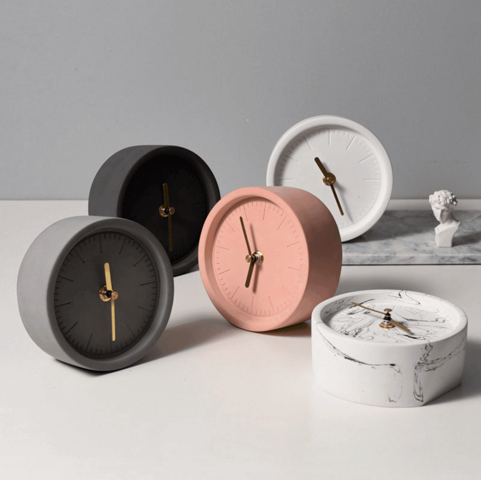 Bilde av et moderne skrivebordsur i sementstil, ideelt for nordisk interiørdesign.