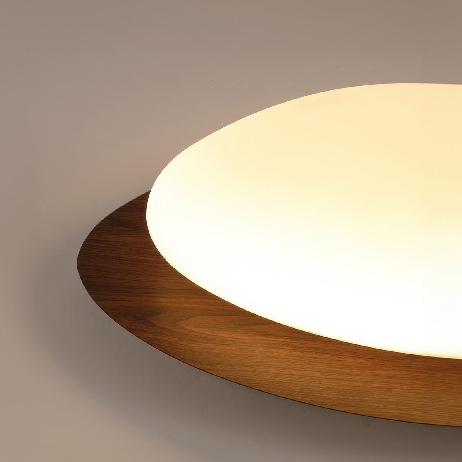 Minimalistisk skandinavisk taklampe med trekornfinish og LED-lys, perfekt for moderne og klassisk interiør.