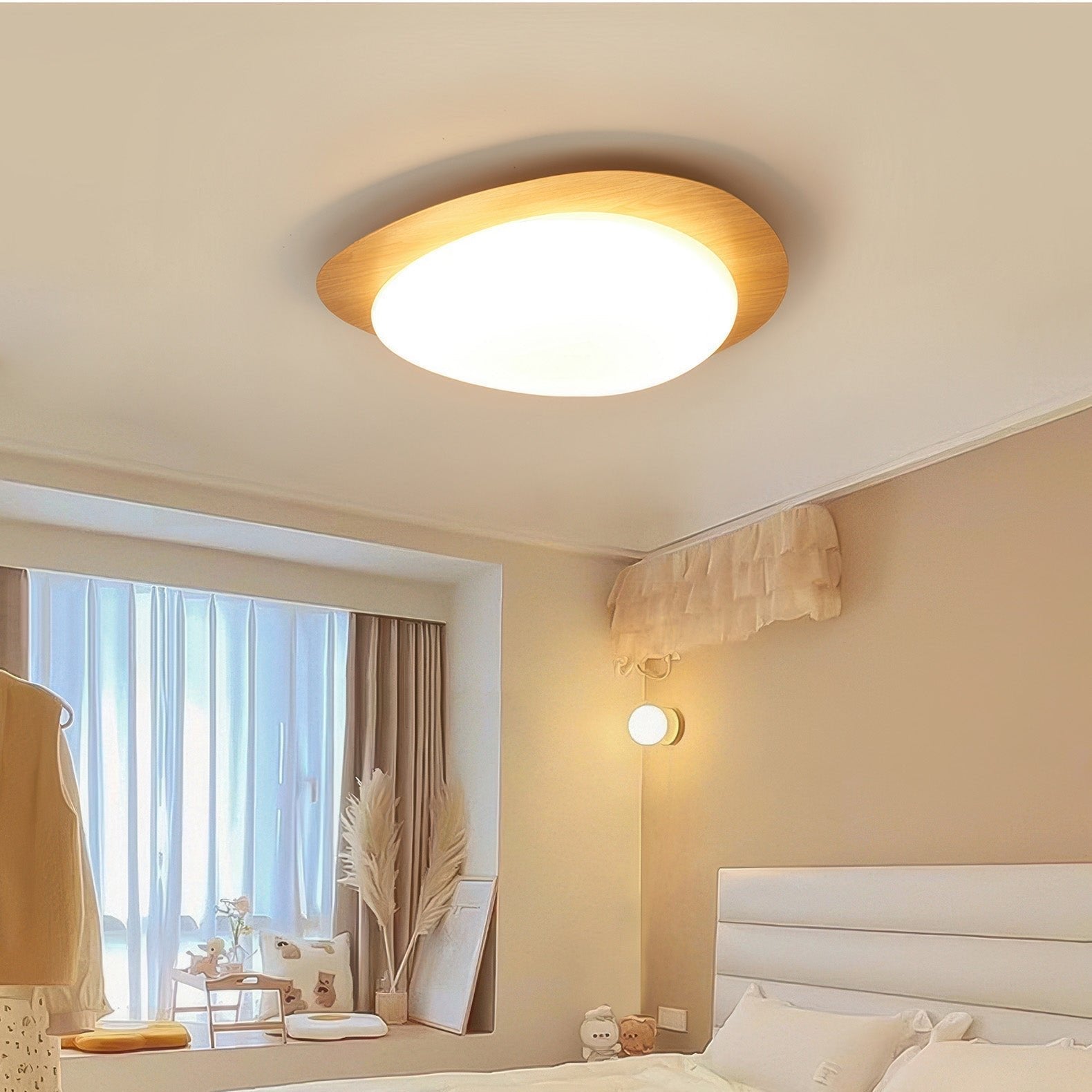 Minimalistisk skandinavisk taklampe med trekornfinish og LED-lys, perfekt for moderne og klassisk interiør.