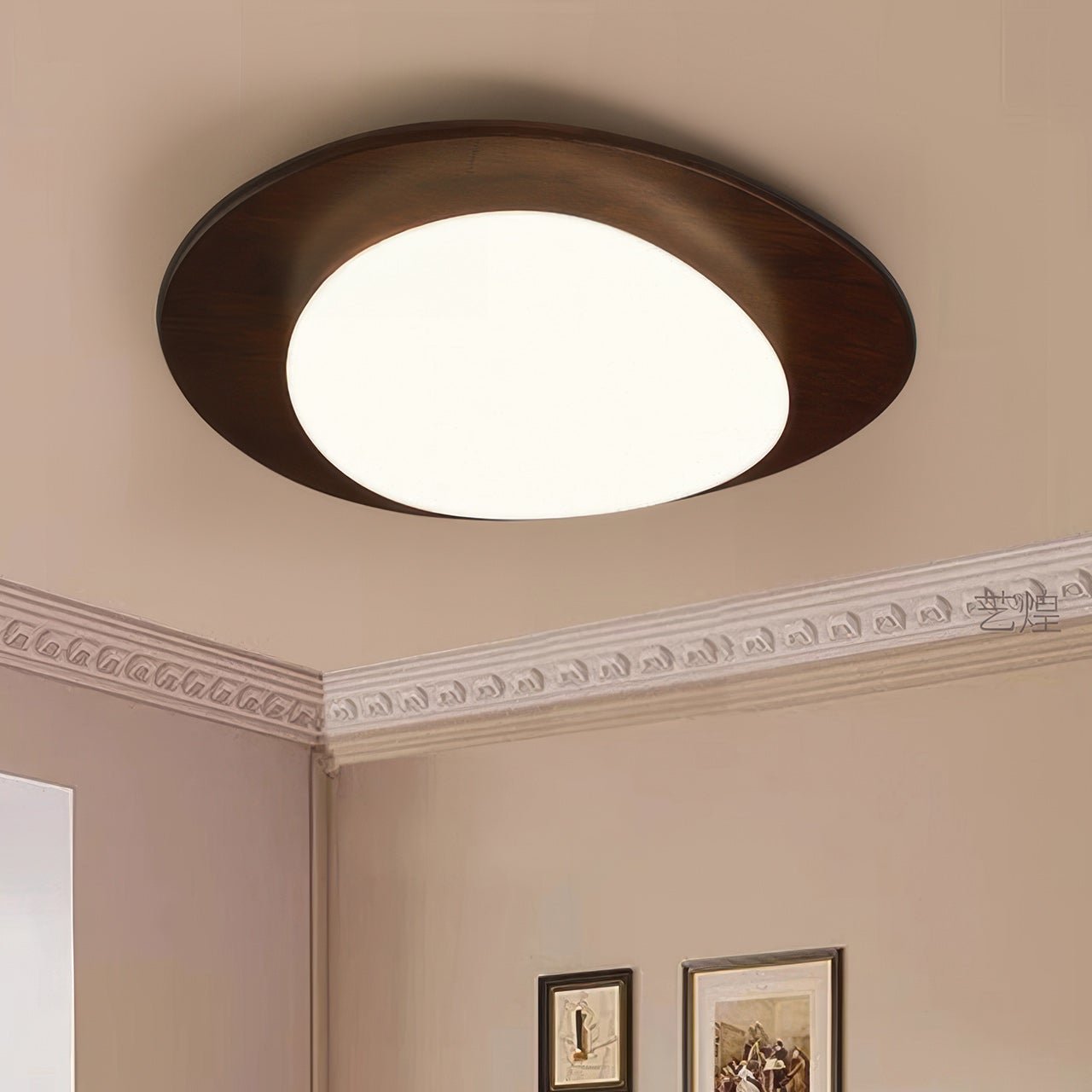 Minimalistisk skandinavisk taklampe med trekornfinish og LED-lys, perfekt for moderne og klassisk interiør.