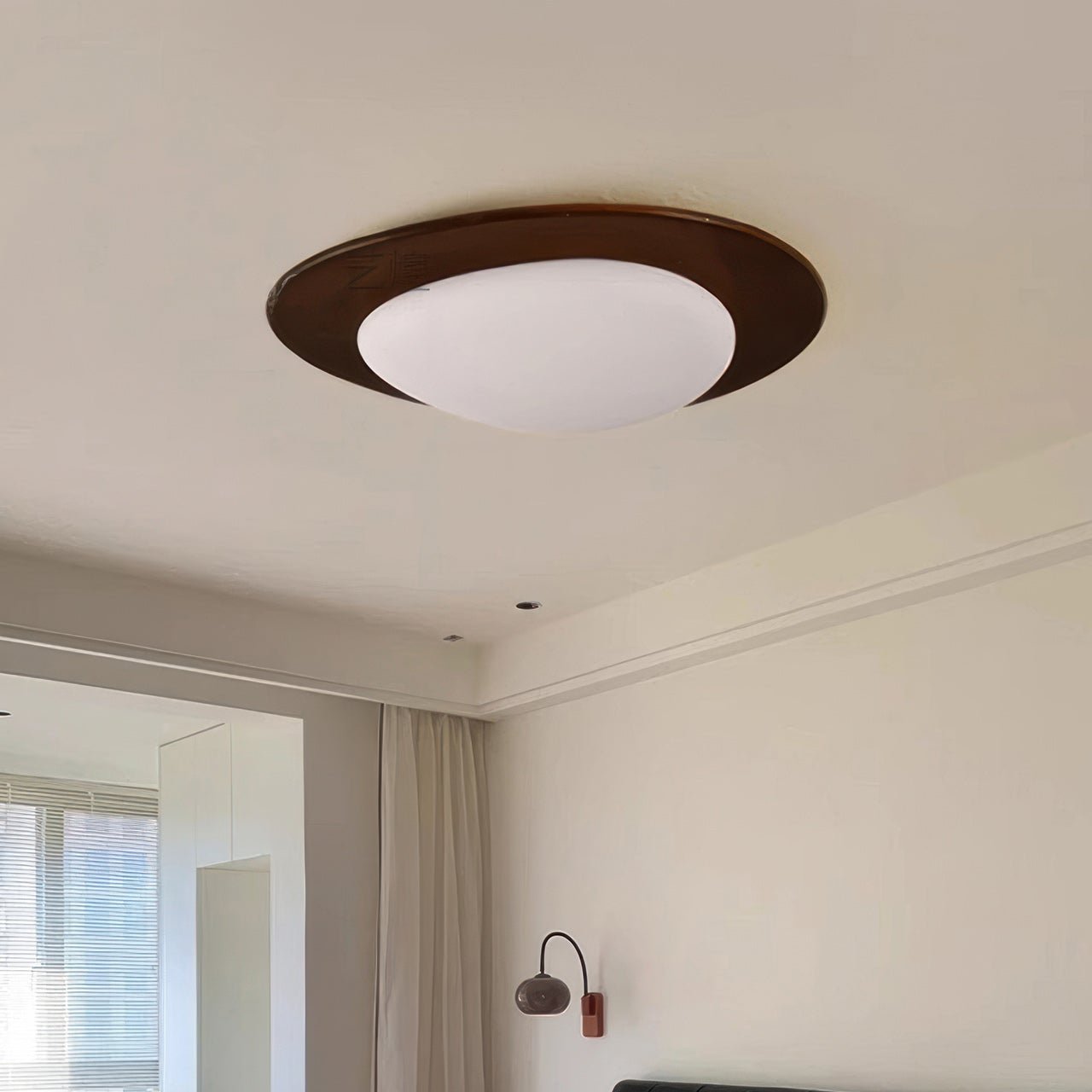 Minimalistisk skandinavisk taklampe med trekornfinish og LED-lys, perfekt for moderne og klassisk interiør.