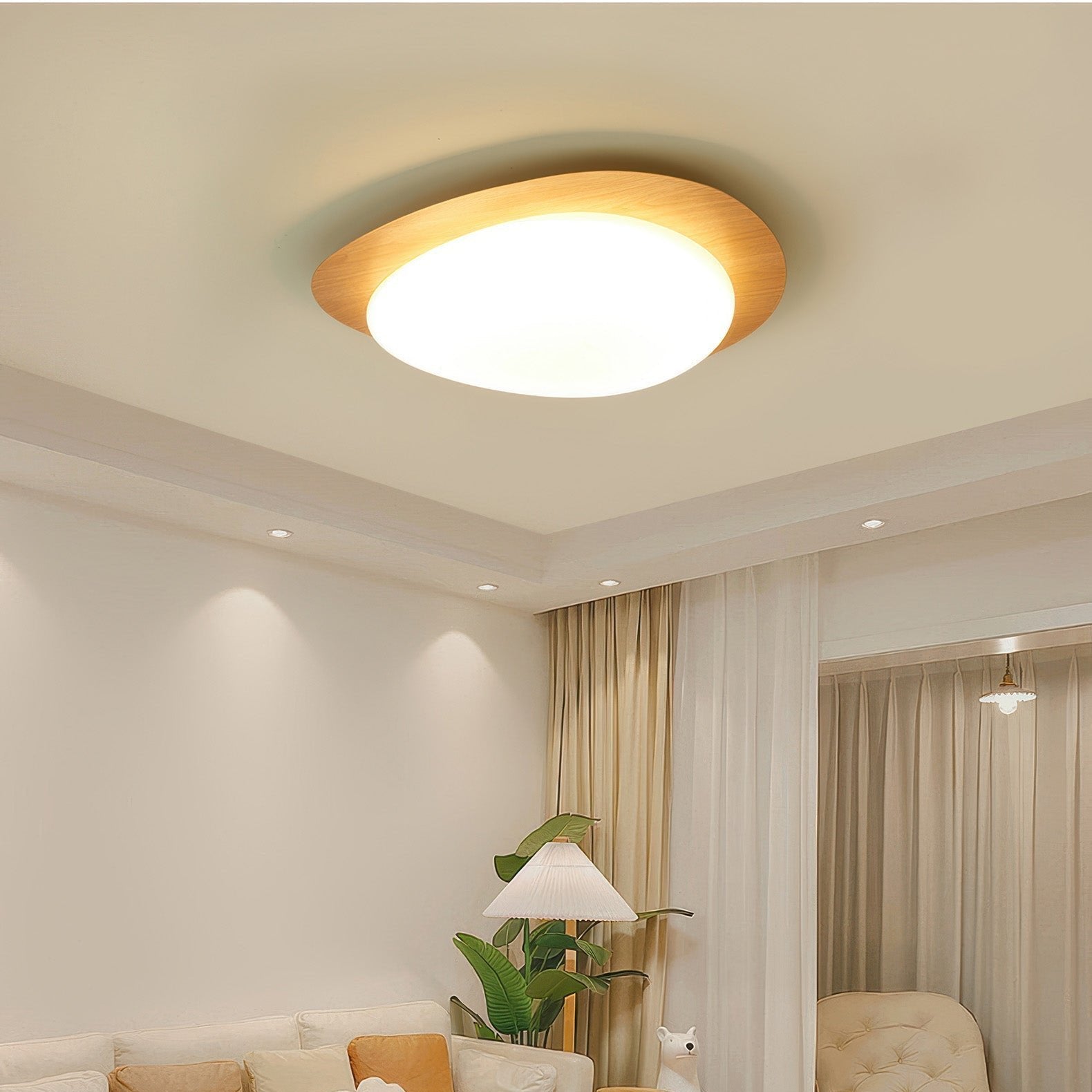 Minimalistisk skandinavisk taklampe med trekornfinish og LED-lys, perfekt for moderne og klassisk interiør.