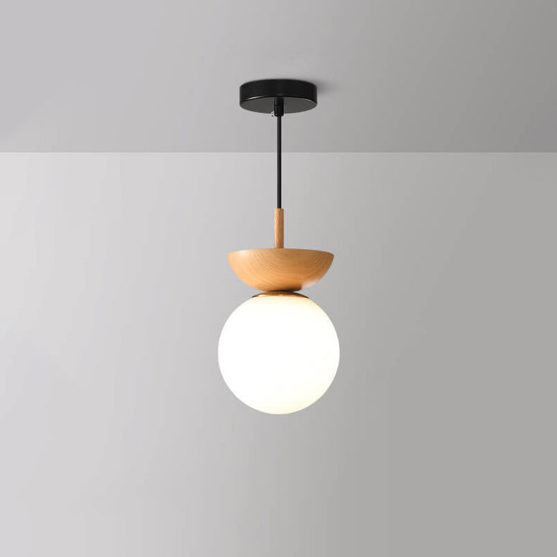 Slank taklampe med treverk, japansk minimalistisk stil og funksjonelt justerbart LED lys.