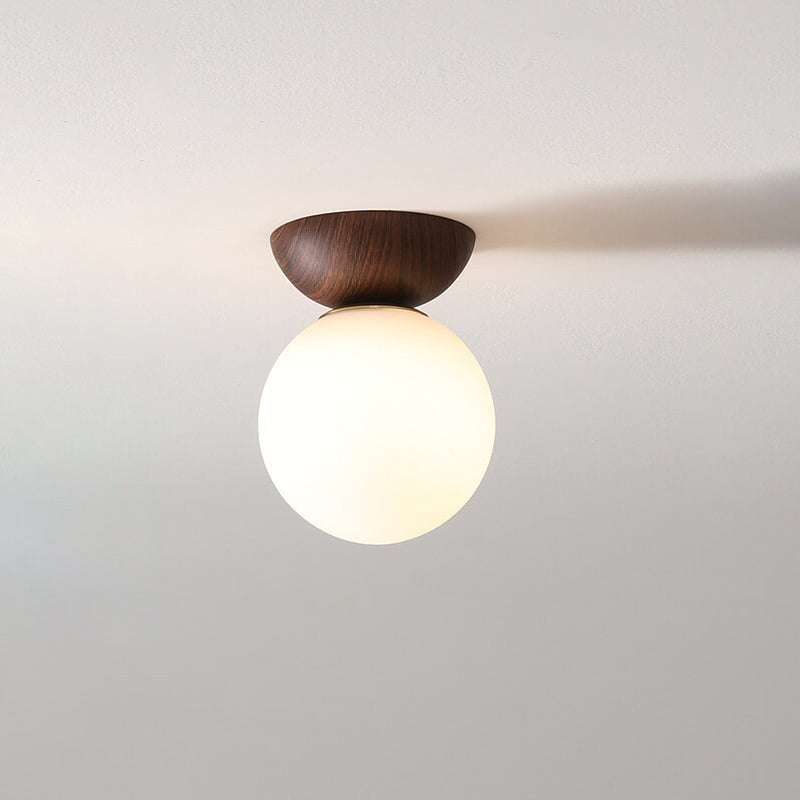 Varm belysning fra minimalistisk japansk taklampe med justerbart LED lys og elegant tre design.