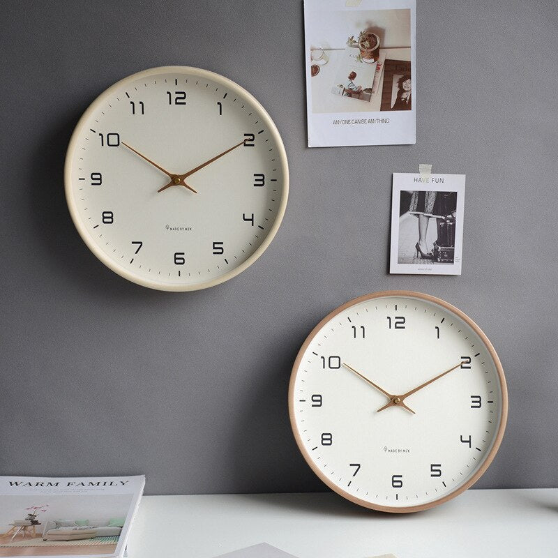 Rund treklokke med stille kvarts-urverk og rent, minimalistisk utseende for veggdekor.