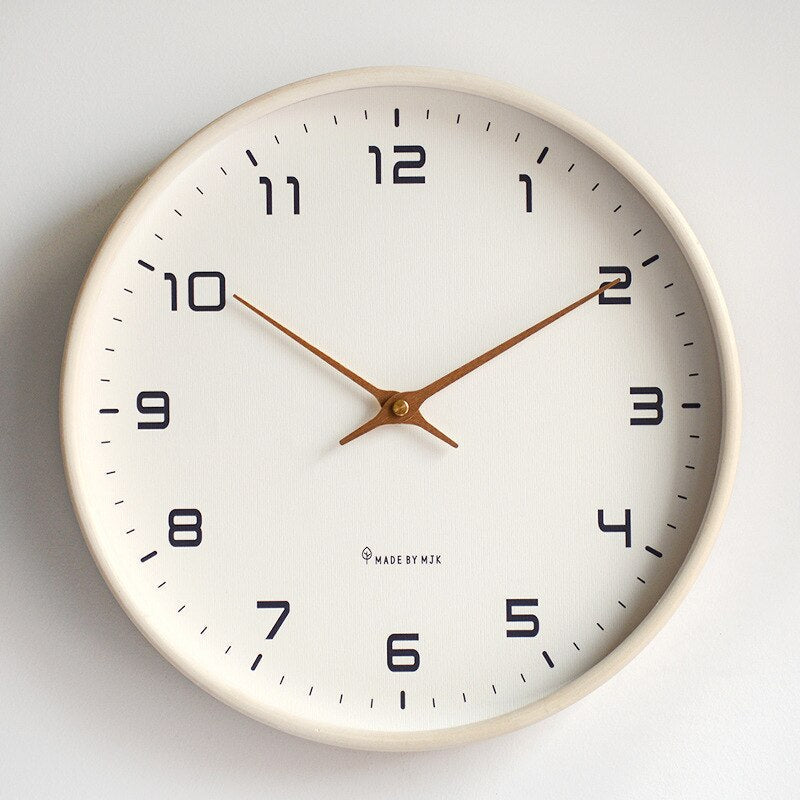 Hjemmedekor: Enkel veggklokke i bøketre med skandinavisk preg, lydløs og elegant.