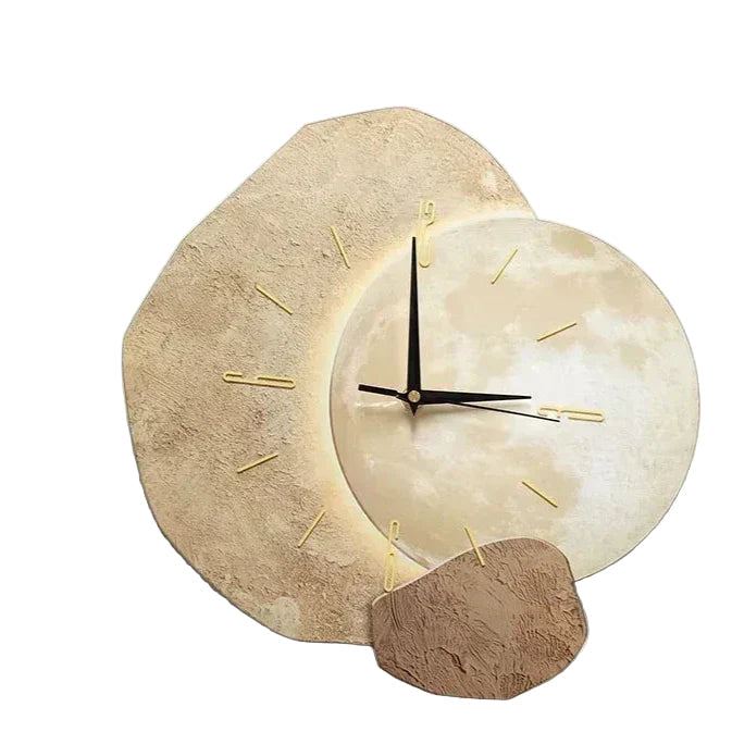 Minimalistisk veggklokke i lyst tre, stille mekanisme, moderne design, perfekt for hjemmeinnredning