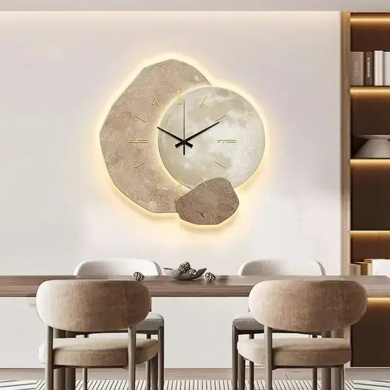 Stilren treklokke med stille mekanisme, minimalistisk uttrykk, gir ro til et moderne hjem