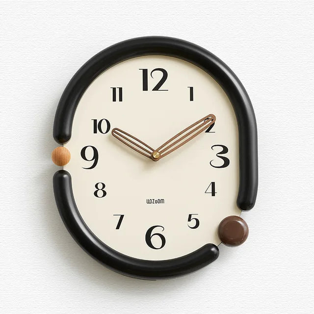 Stilrent ovalt veggur i akryl, hvit urskive, svarte visere, minimalistisk design