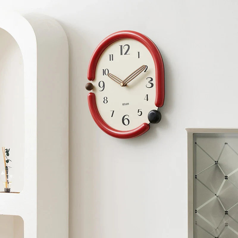 Minimalistisk hvit veggklokke, oval form, diskret design, ideell for soverom