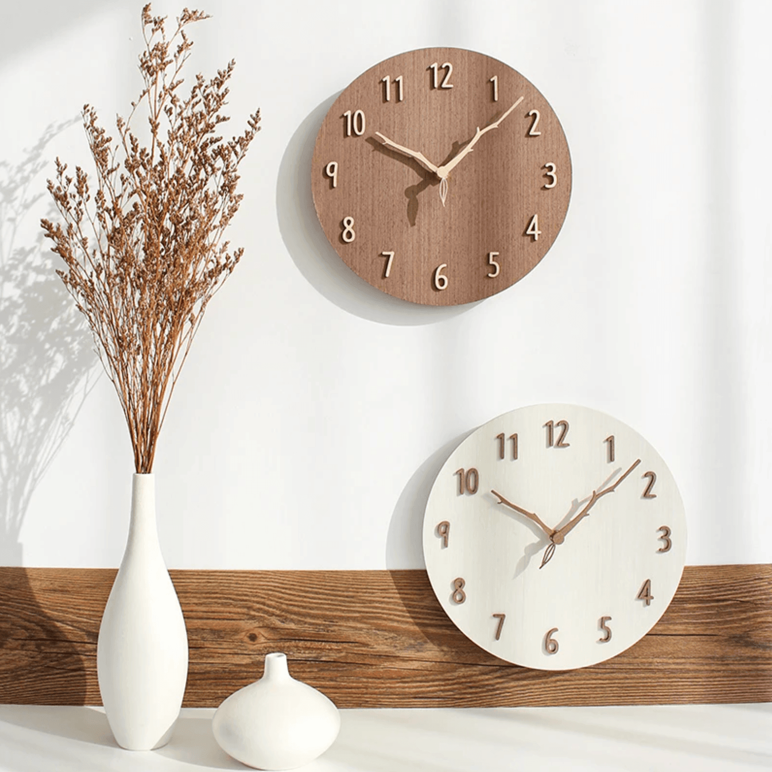 Moderne veggklokke av tre, 30 cm, enkel og elegant design som passer til mange interiørstiler.