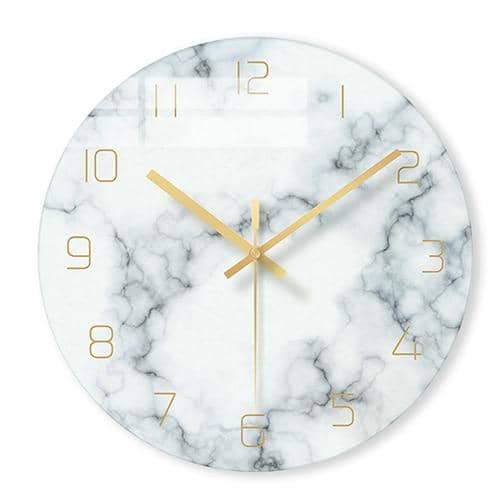 Minimalistisk veggklokke med hvit marmoreffekt og sorte visere, perfekt for modern stil hjemmedekor.