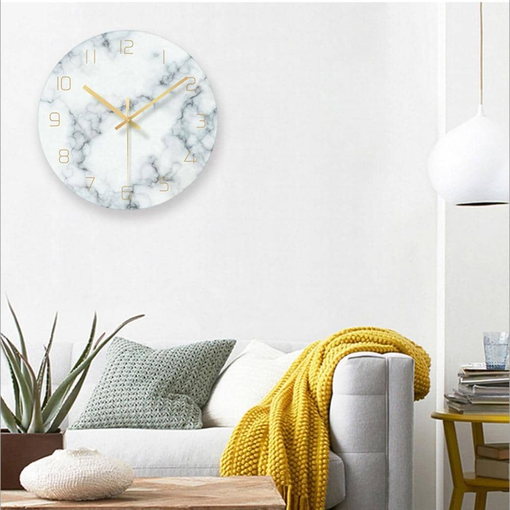 Stilrent ur med marmorutseende, en gaveide som passer til enhver minimalistisk hjemmedekor.
