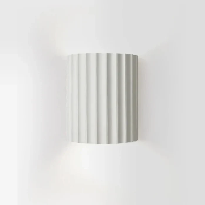 Fargerik, minimalistisk vegglampe i rød harpiks, oval form, elegant interiør belysning