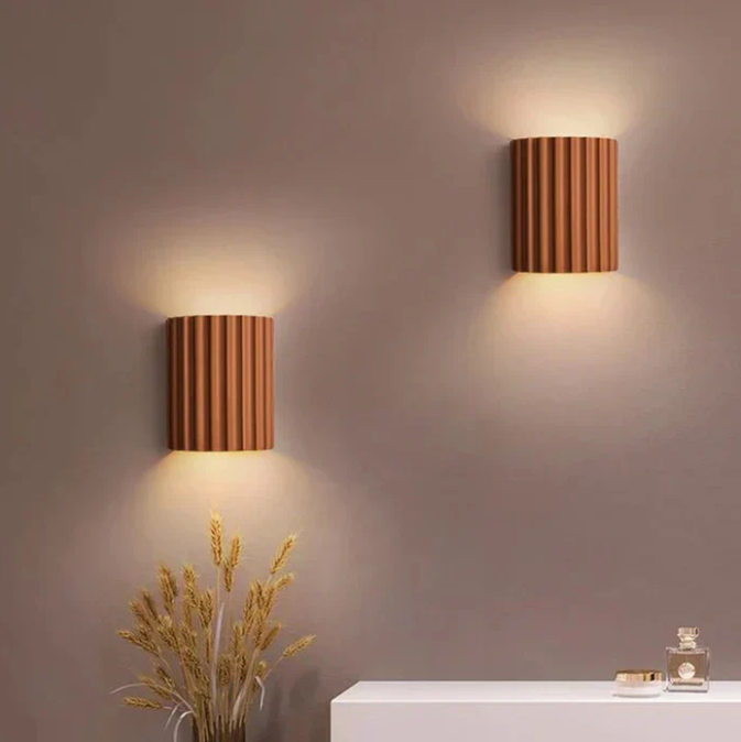 Blå minimalistisk vegglampe, rektangulær design, skaper atmosfære i moderne hjem