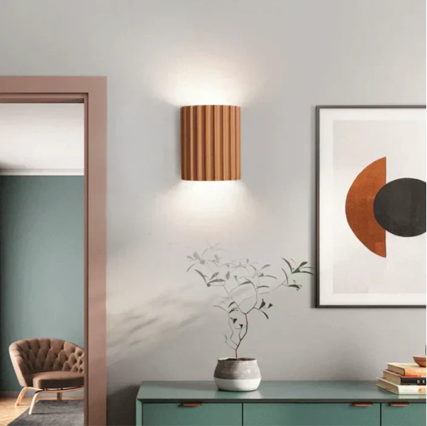 Sett med minimalistiske vegglamper i ulike farger, svart og hvit, for moderne interiør