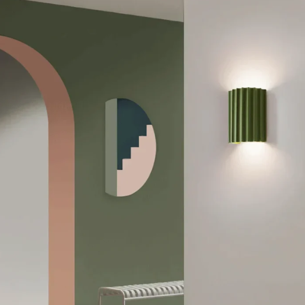 Gul minimalistisk vegglampe, unikt design, innendørs belysning som skaper atmosfære