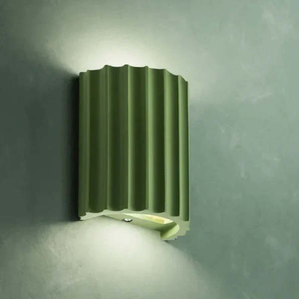 Nærbilde av minimalistisk vegglampe, harpiks tekstur, elegant og fargerikt design
