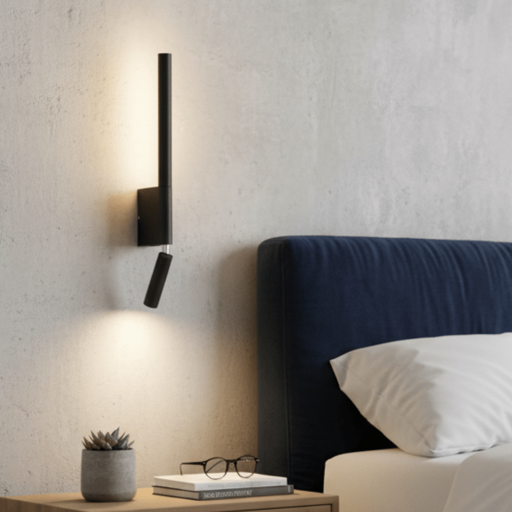 Minimalistisk vegglampe med moderne design og energieffektiv LED belysning. Ideell for innendørs hjemmebelysning.