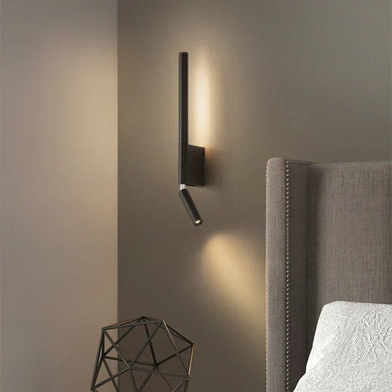 Hvit minimalistisk vegglampe. Elegant og veggmontert LED lampe for stilren innendørs hjemmebelysning.
