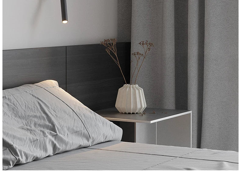 Nærbilde av minimalistisk vegglampe. Detaljer av moderne design og myk LED belysning for innendørs bruk.