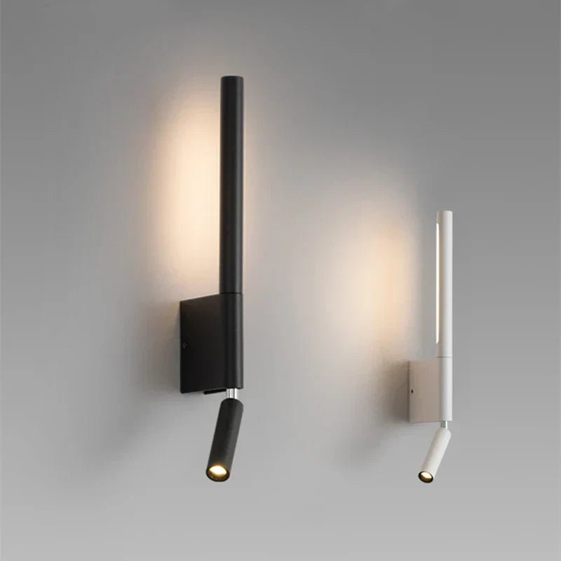 Minimalistisk vegglampe i stue. Moderne LED belysning som skaper stemningsfull hjemmebelysning på veggen.