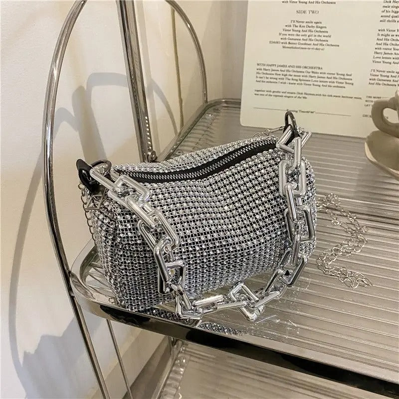 Svart miniveske, dekket av glitrende rhinestones, ideell som fest- eller bryllupsveske