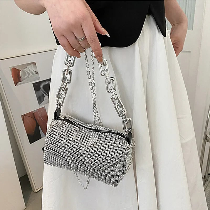 Miniveske som kan brukes som skulderveske eller clutch, med rhinsteiner og elegant kjede