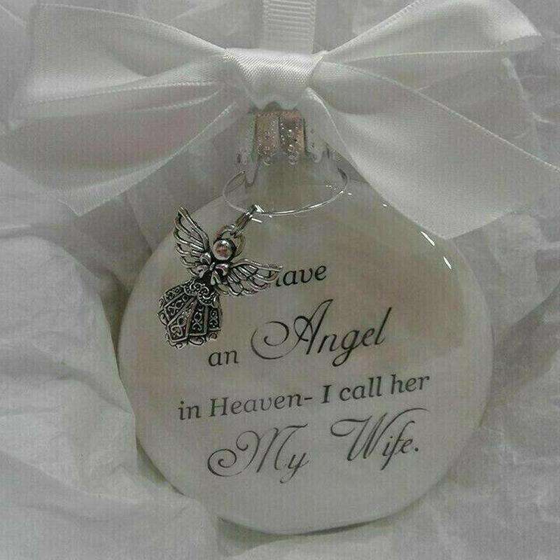 Minnesmerke ornament, engel-design i hvitt glass med gravering, minnedekorasjon for innendørs bruk, elegant og symbolsk.