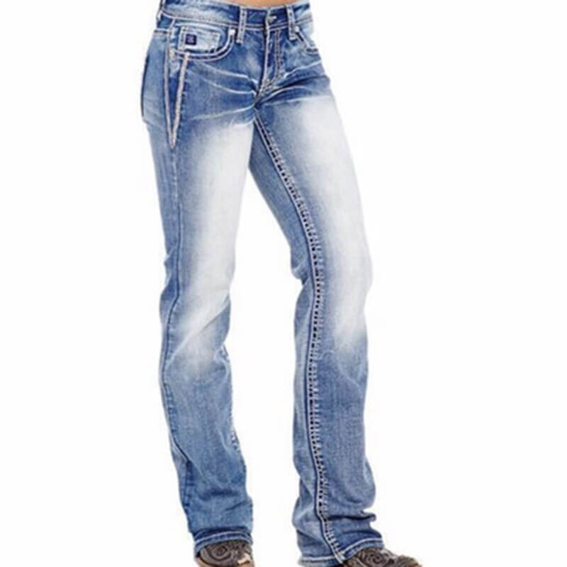 Modell i blĂĄ bootcut denimjeans for menn, komfortabel passform, stretchstoff