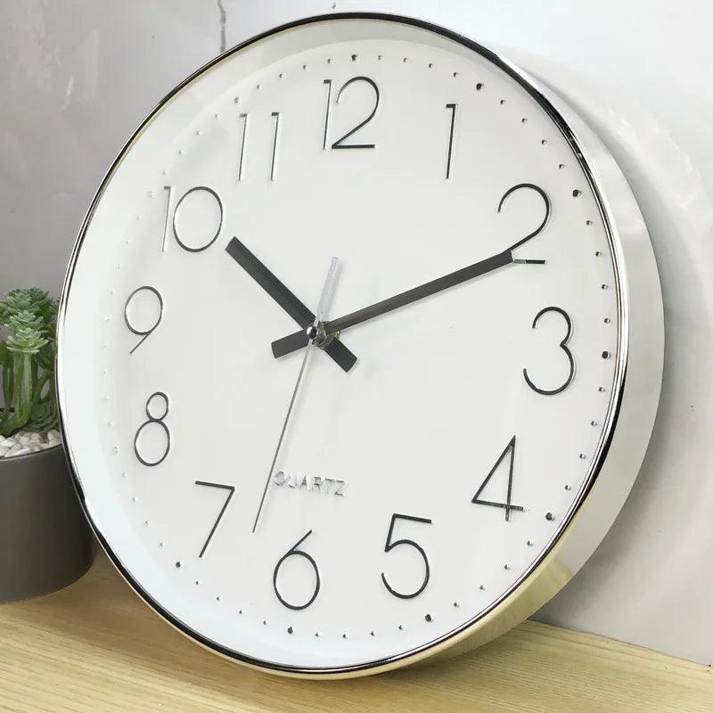 En gruppe av 30cm lydløse veggklokker i forskjellige farger, alle med minimalistisk design.