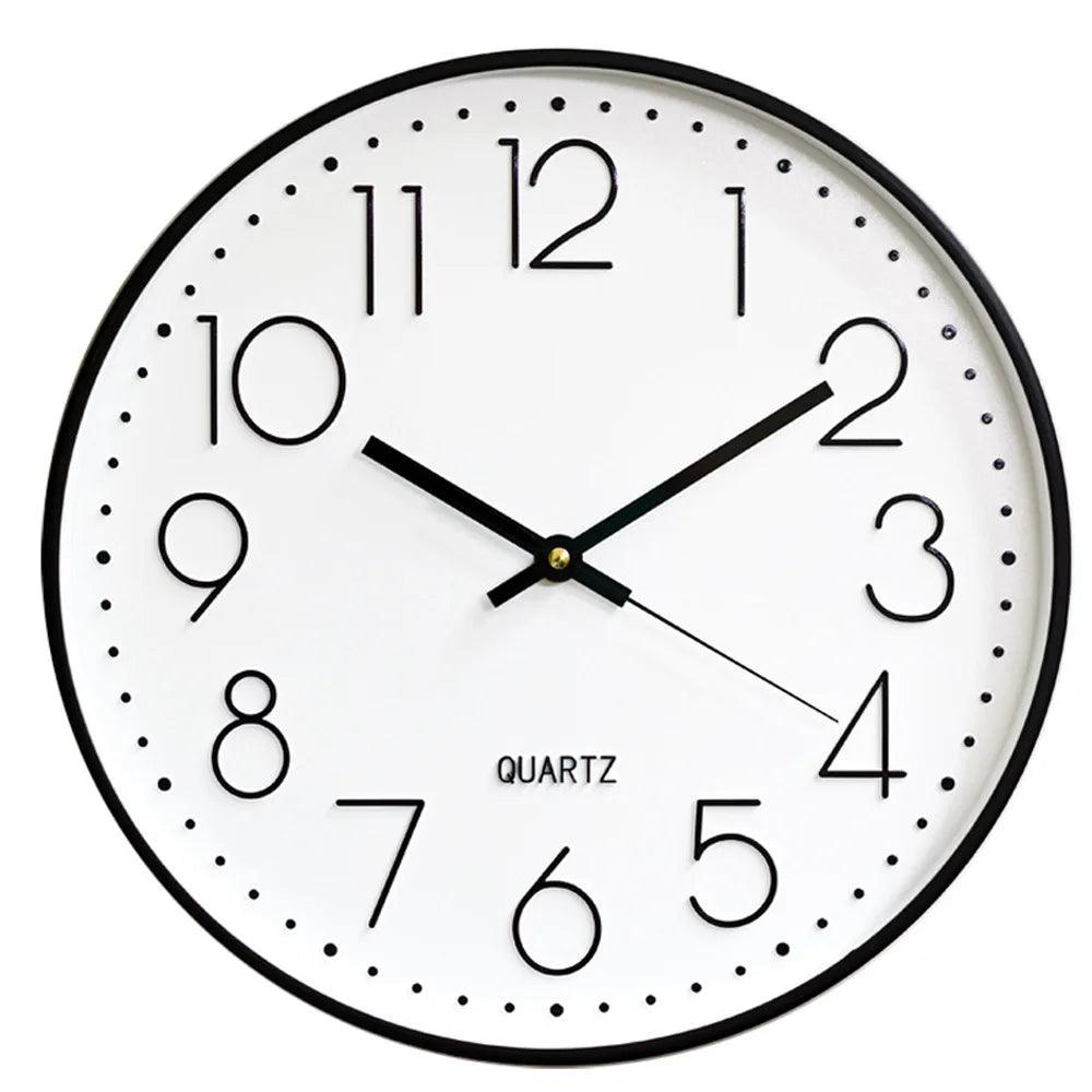 Enkel, moderne 30cm veggklokke uten ticking, ideell for soverom og kontor.