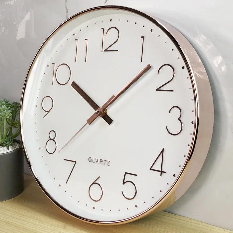 30cm minimalistisk veggklokke som et elegant sentralt punkt i et moderne rom.