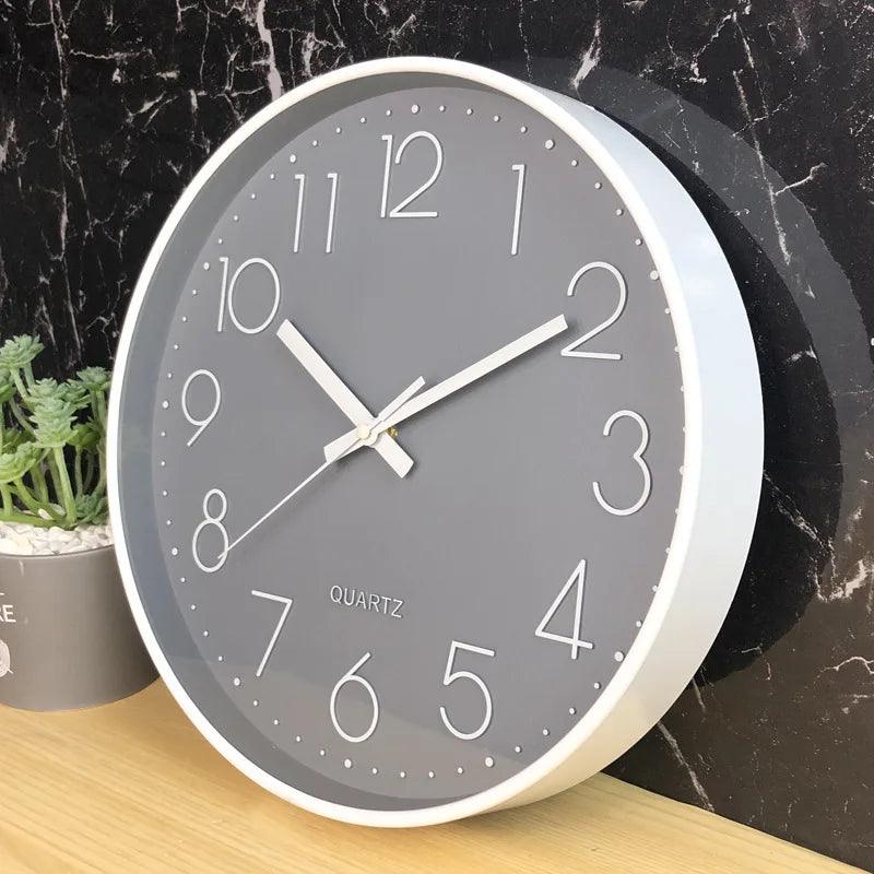 Designskisse av den 30cm moderne minimalistiske veggklokken, understreker enkelheten.