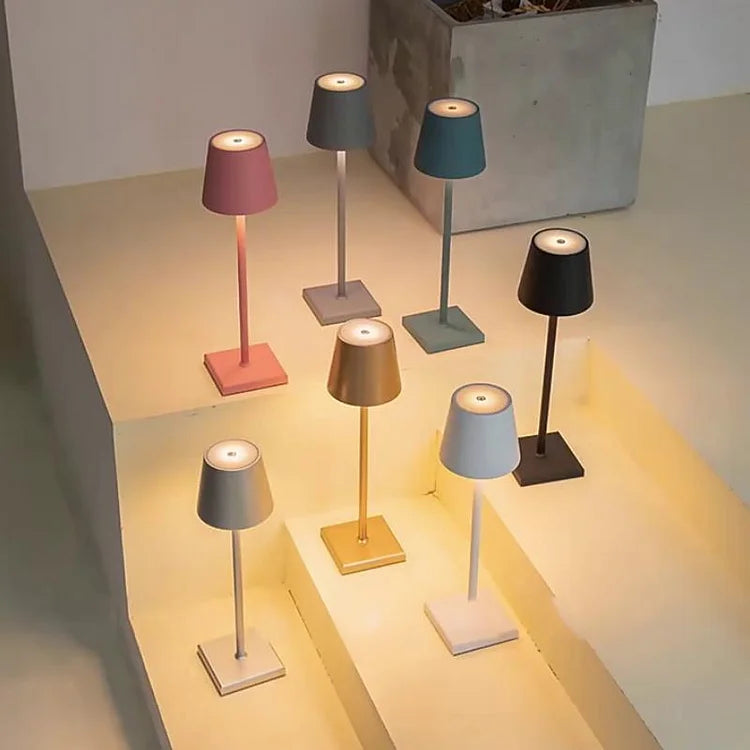 "Moderne, bærbar trådløs LED-bordlampe med dimmefunksjon og vanntett design, perfekt for inne- og utebruk."