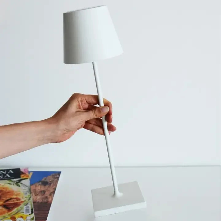 "Moderne, bærbar trådløs LED-bordlampe med dimmefunksjon og vanntett design, perfekt for inne- og utebruk."