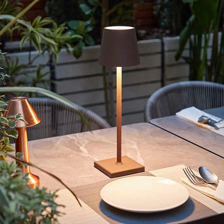 "Moderne, bærbar trådløs LED-bordlampe med dimmefunksjon og vanntett design, perfekt for inne- og utebruk."