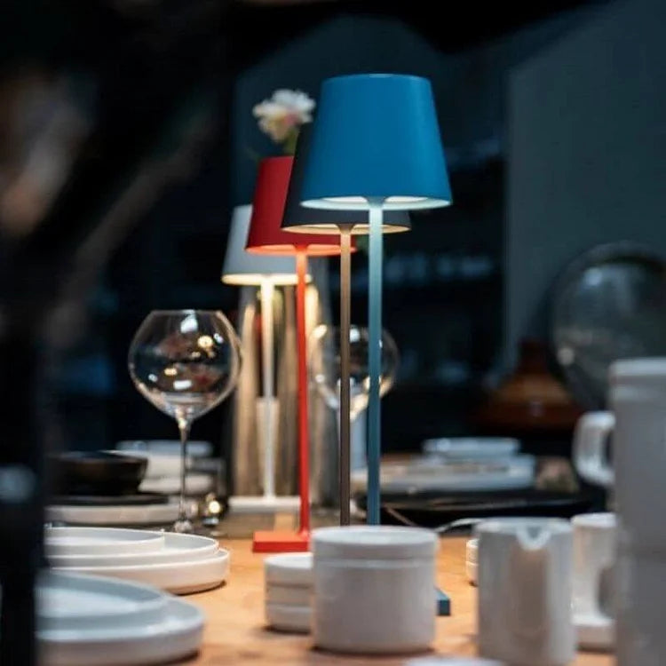 "Moderne, bærbar trådløs LED-bordlampe med dimmefunksjon og vanntett design, perfekt for inne- og utebruk."